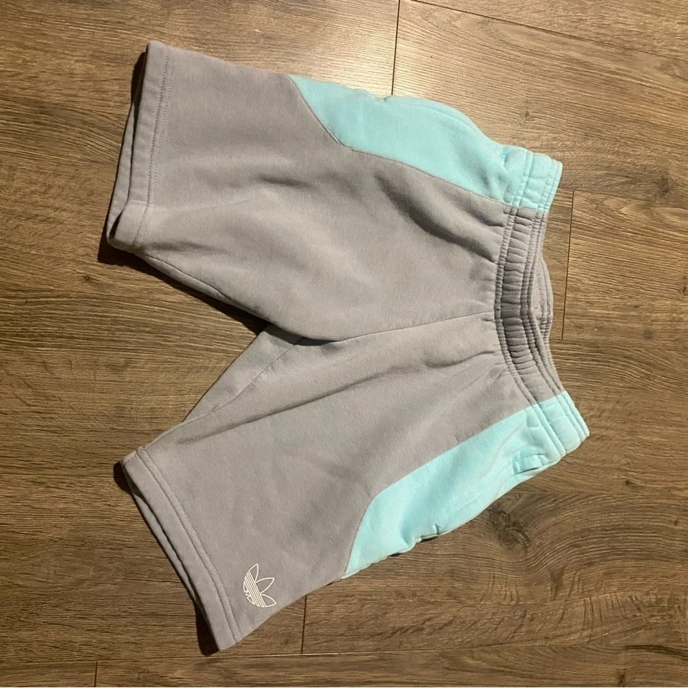 Boys Adidas Gray Basketball Shorts XL/18-20 Style #5444​​​